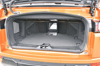 荷室の容量は、ルーフの開閉にかかわらず251リッター。中央奥には長尺物を収納するためのスキーホールが用意される。