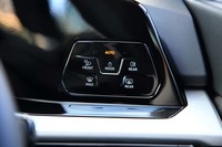 灯火類のコントローラーはメーターパネルの右側にレイアウト。こちらもすべてタッチスイッチ式だ。