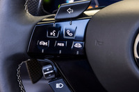 細かいところでは、ステアリングホイールのタッチパネルの意匠も変更。スイッチの箇所をわずかにへこませることで、よりブラインドでの操作がしやすくなった。