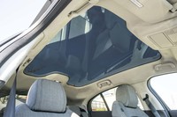 大きな固定式パノラミックルーフは、22万4000円のオプション。赤外線を吸収するラミネート構造により、車内への紫外線や熱の侵入を防ぐ。