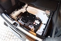 荷室のフロア下には48Vシステムのリチウムイオンバッテリー(写真中央)が収納されている。