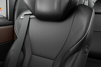 現状ではスタンダードグレードあつかいの「アルファードZ」と「ヴェルファイアZプレミア」だが、後者のシート表皮には「エグゼクティブラウンジ」と同じくプレミアムナッパレザーが用いられ、またサイドサンシェードの操作も電動式となる。