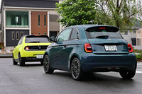 同じ都市型EVコミューターでありながら、全く異なるクルマに仕上がっていた「フィアット500e」(右手前)と「ホンダe」(左奥)。EVが普及しても、自動車の“選べる幸せ”は不滅に違いない。