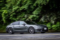 「パナメーラ4 Eハイブリッド プラチナエディション」の、一充電あたりのEV走行距離は、WLTPモードで52-56km。NEDCモードでは62-64kmと公表される。なおEV走行時の最高速は140km/h。