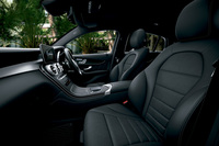 「GLC」のインテリア。64色から設定可能な「アンビエントライト」を装備する。