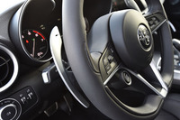 ベースグレードを除き、シフトパドルが標準で備わる。