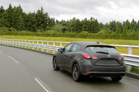 スカイアクティブ・ビークル・アーキテクチャーが採用された試験車は、ちょっとした路面の不整を超えたときにも、そのいなし方が上等だ。飛ばさなくても、ごく普通の常用速度域で、「あ、今のすごくいいな」と思う瞬間が多々あった。