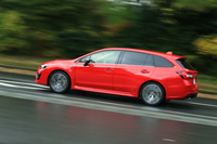 今回のマイナーチェンジでは、ボディーの各所に振動騒音対策を施すことで、走行時の静粛性を向上。1.6リッターモデルについては、制御の見直しにより燃費の改善も図っている。