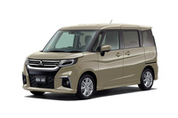 「デリカD:2」に新設定された外装色「キャラバンアイボリーパールメタリック」。