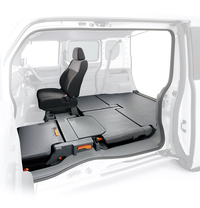 助手席側のBピラーを持たない「N-VAN」では、リアのハッチゲートに加えて、車体側方の大開口部が活用できる。