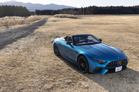 新型「SL」の新たな旗艦として登場した「メルセデスAMG SL63 S Eパフォーマンス」。3350万円の車両本体価格も旗艦にふさわしい。