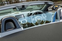 左右席間の後方には、風の巻き込みを防ぐウインドディフレクターが装着される。