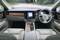 操作スイッチ類を極力廃した、シンプルな造形のインテリア。一方で、ウッドやレザーなどの天然素材が多用されている。