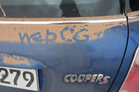 ちょっと走っただけで、クルマはすぐに砂だらけ。こうやって文字も書けます。