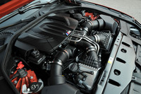先代型は5リッターV10 NAエンジンを搭載していたが、新型では4.4リッターV8ツインターボに変更された。最高出力は約10%向上の560ps。一方、燃費(欧州仕様車によるNEDC測定値)は30%も改善されたという。