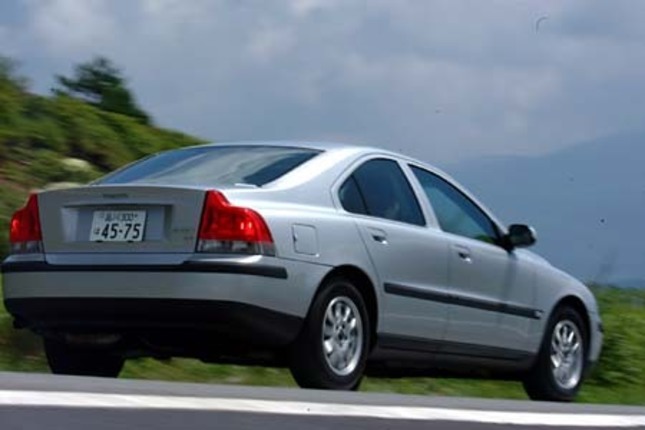 【スペック】全長×全幅×全高=4575×1815×1430mm/ホイールベース=2715mm/車重=1500kg/駆動方式=FF/2.4リッター直5DOHC20バルブ(170ps/5900rpm、23.5kgm/4500rpm)/車両本体価格=395.0万円(テスト車=425.0万円:ベーシックパッケージ=本革シート+サンルーフ+革巻きステアリングホイール+パワーシート+16インチアルミ)