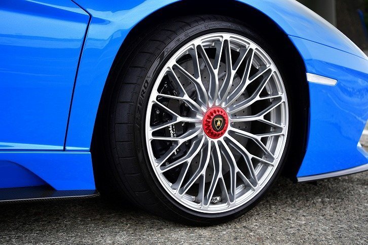 タイヤサイズは前が255/30ZR20(写真)で、後ろは355/25ZR21。試乗車には「ピレリPゼロ」が装着されていた。