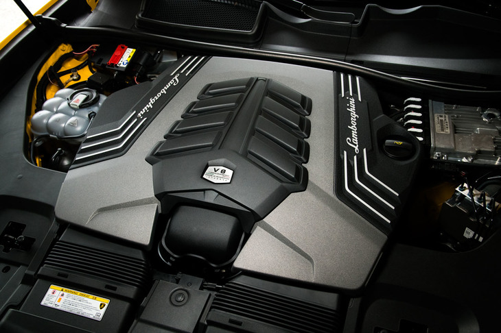 フロントに積まれる4リッターV8ツインターボエンジンは、最高出力650ps、最大トルク850Nmを発生するが、普通に走らせる限り気難しさは皆無。