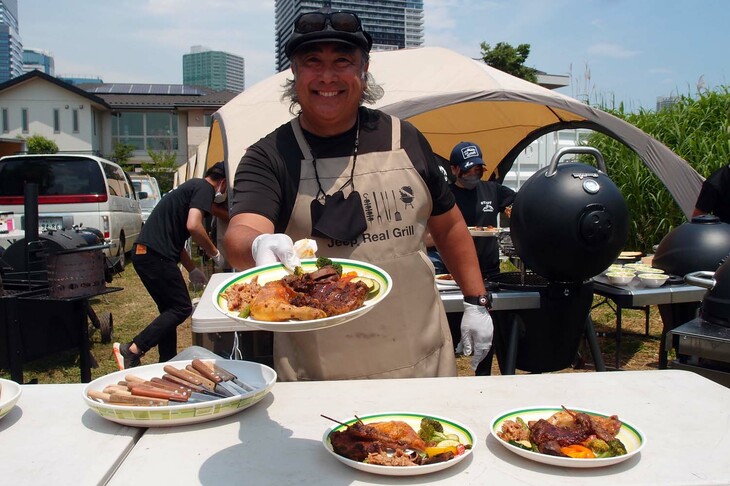 「さぁ、どうぞ!」と常に笑顔いっぱいの田中ケンさん。この日のためにビリー・ヘイズさんのもとで予習を行い、当日は12時のランチに向けて朝3時から仕込みに奮闘したとのこと。おつかれさまでした。
