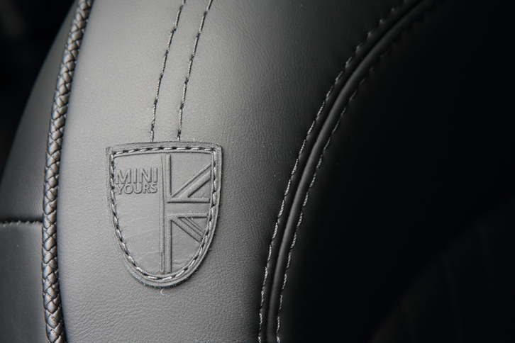 シートに施された「MINI YOURS」のマーク。「MINI Yoursデザイン・プログラム」とは、より上質な素材や手間のかかる製法による部品や装飾で内外装をコーディネートするオプションプログラムで、「MINIコンバーチブル」の発売と同時に日本に導入された。