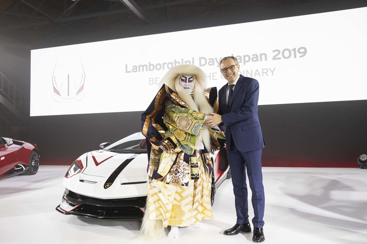 伊ランボルギーニのステファノ・ドメニカリ会長兼CEO(右)と、歌舞伎役者の片岡愛之助さん(左)。