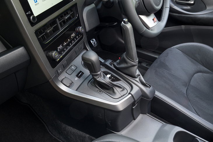 縦引き式のサイドブレーキ(13万2000円)はステアリングホイールのすぐ左、ドライバーにほど近いところにレイアウト。今回はAT車だったので問題なかったが、場所的にMT車での操作性がちょっと気になる。