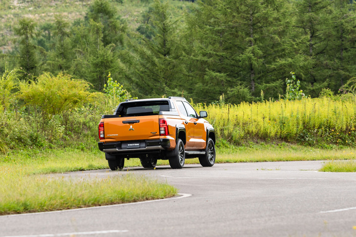 三菱トライトンGSR(走行シーン)