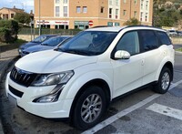 インドブランドである「マヒンドラXUV」。こちらは比較的新しいモデルだが、ドアミラーが輪ゴムで補強してある。11月撮影。