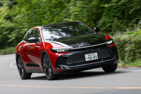 「クラウン クロスオーバーRS」で左コーナーを攻める。後輪操舵の「ダイナミックリアステアリング」は全車に標準装備だ。