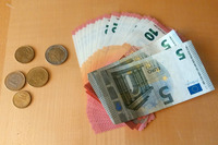 羽田で両替し、ヨーロッパ出張に持参したユーロ。かの地でも、人生は畢竟(ひっきょう)、金でありました。