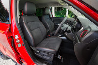 シート表皮には本革とスエード調皮革を採用。「1.4ターボ」では、運転席と助手席の間にアームレストの機能を兼ねたコンソールボックスが装備される。