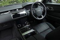 車内の物理的なスイッチが少ないため、イグニッションオフ時のインテリア(写真)は、一段とシックな印象となる。