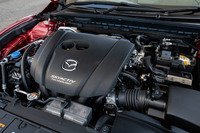 パワープラントに関しては、2リッターと2.5リッターのガソリンエンジン、2.2リッターディーゼルターボエンジンのすべてに改良を実施。2.5リッターガソリンエンジンには気筒休止システムが採用された。