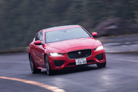 「XE」の2020年モデルは、2019年8月2日に発表された。最高出力300PSを誇る「R-DYNAMIC HSE P300」(写真)を筆頭に、全17モデルをラインナップしている。
