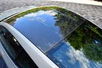 カーボンファイバー製のルーフパネルはオプション。