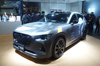 東京オートサロン2025のマツダブースでサプライズ展示された「MAZDA SPIRIT RACING CX-60 Rally concept」。「CX-60」をベースとした参考出品車両で、WRCのラリーマシンを想起させる内外装デザインとレーシーな装備が特徴だ。
