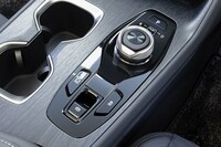 シフトセレクターは今のところ「e-TNGA」モデル専用のダイヤル式。センターコンソールには消し炭のように自然な黒を表現したというフィルムが貼られる。