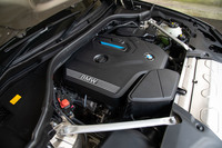 パワートレインは2リッター直4ガソリンターボエンジンとモーターの組み合わせで、モーターは8段ATの内部に搭載される。