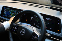 巨大なモニターはタッチレス操作に対応。左モニターの前で日産のスタッフがしゅっと右に指を走らせると、ナビ表示がスムーズに右のモニターに移動した。