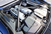 リアミドに積まれる5.2リッターV10エンジンは最高出力620PS、最大トルク580N・mを発生。アイドリングストップ機能や気筒休止機構に加えて、ガソリンパティキュレートフィルターも備えている。