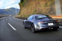 今回は、高速道路とワインディングロードを織り交ぜつつ460kmほどの道のりを試乗。燃費は満タン法で9.0km/リッター、車載の燃費計で10.0km/リッターを記録した。