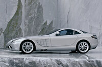 これもゴードン・マレーの手になる「メルセデス・ベンツSLRマクラーレン」。後に、より高性能な「722エディション」や、オープントップの「ロードスター/ロードスター722S」、往年の名ドライバーの名を冠した「SLRスターリングモス」などもリリースされた。