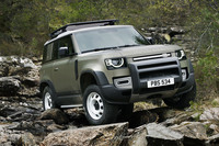 特に関係ないのに引き合いに出されてしまった「ランドローバー・ディフェンダー」。