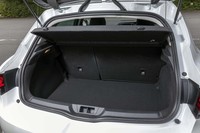 荷室の容量は5人乗車時で473リッター。「ルーテシア」の391リッターに対して約80リッターのアドバンテージがある。なお、ワゴン版たる「メガーヌ スポーツツアラー」の場合は580リッター。