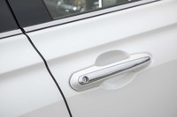 メッキが美しい、S“Elegance Style”のドアハンドル。触感や操作感からも上質さが伝わってくる。