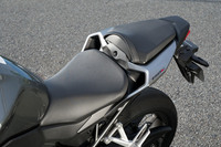 シート高は795mmと、国産のこのクラスのバイクとしては平均か、平均より若干低い程度。タンデムシートの下にはETC2.0車載器が標準装備される。