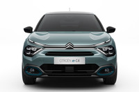 最新世代のシトロエン車には、クルマの顔の既成概念にとらわれないフロントデザインが採用されている。写真は「E-C4」のもの。「ダブルシェブロン」と呼ばれるブランドのマークも重要なデザイン要素となっている。