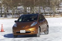 氷上での強さを見せつけた「リーフ30G」。モーターは1万分の1秒単位でのトルク制御が可能なため、滑りやすい路面でもスムーズな発進ができるのだという。