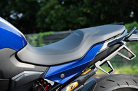 シート高は815mm。「スタンダード」のみローダウンサスペンションとローシートが装備される。