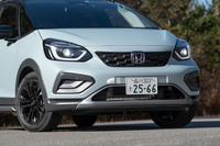 今回のマイナーチェンジでは、前後バンパーやサイドシルのガーニッシュに、シルバーの装飾を採用した。